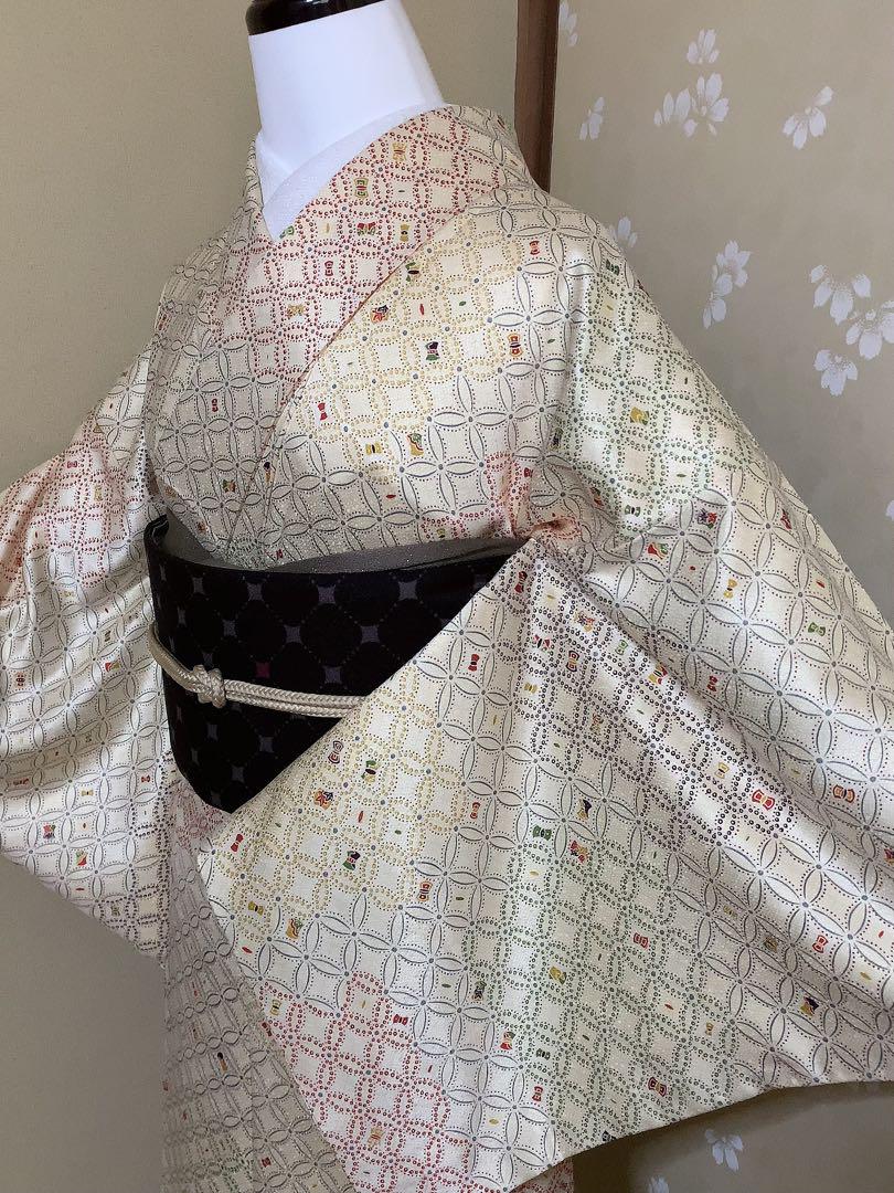 小紋 正絹 着物 七宝文様 淡黄檗色 吉祥文様 身丈157cm - メルカリ 小紋 正絹 着物 七宝文様 淡黄檗色 吉祥文様 身丈157cm - メルカリ