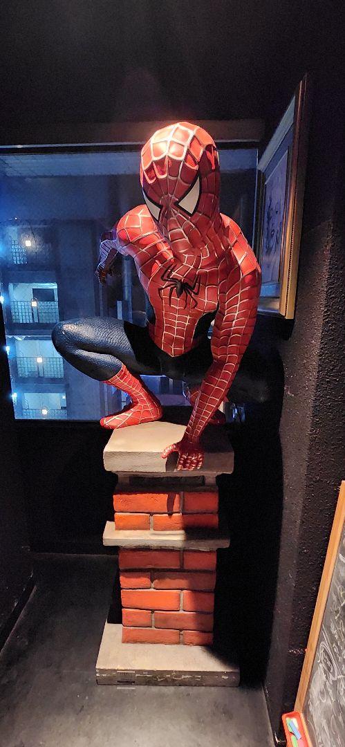 スパイダーマン フィギュア　等身大　台座付き