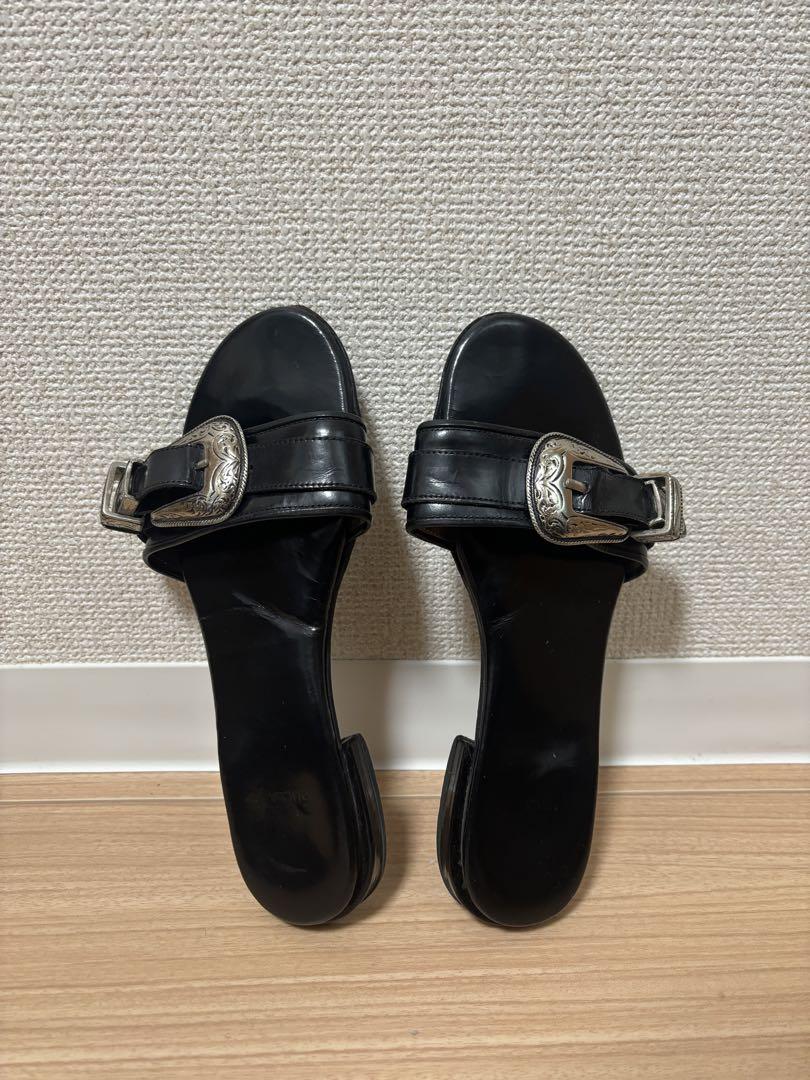 TOGAPULLA バックルベルトサンダル