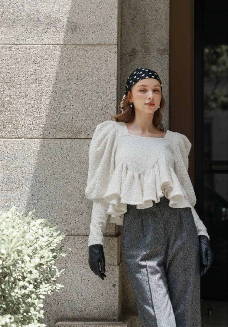 フリルデザイン アイボリー ニットトップス フリルデザイン アイボリー ニットトップス