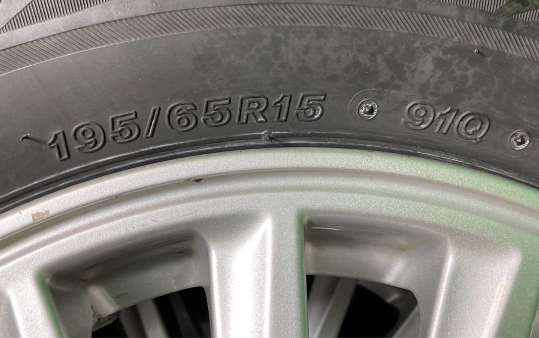 195/65R15 スタッドレスタイヤとアルミホイール付き。
