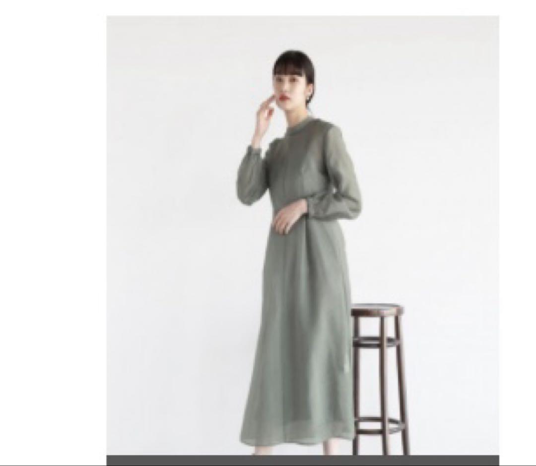 透け感のあるカーキのロングドレス