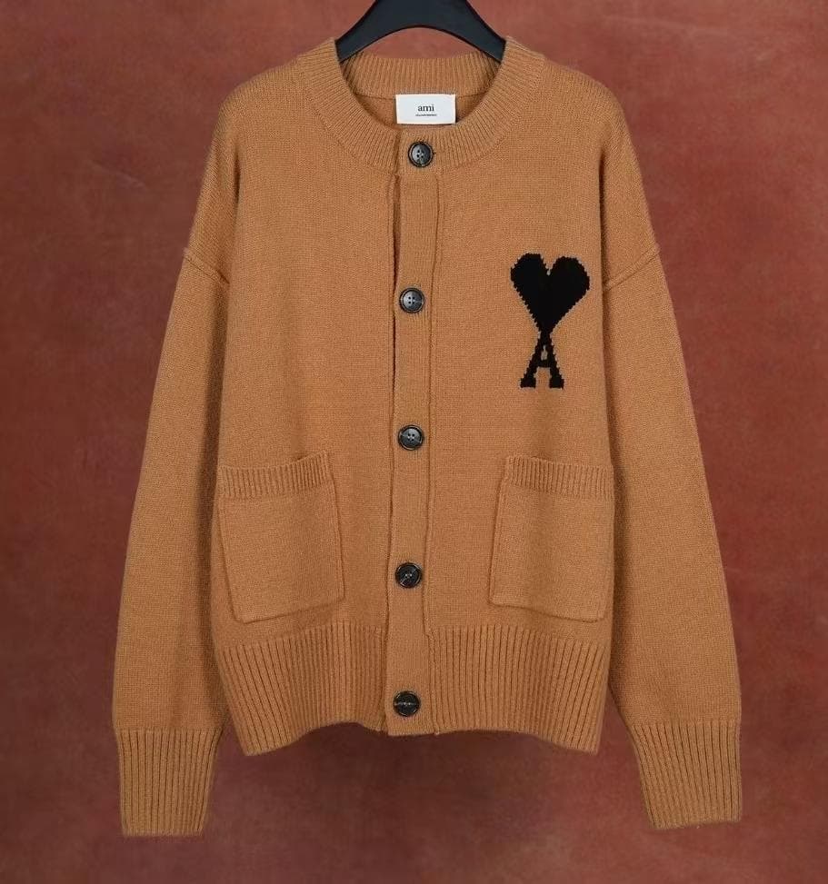 AMI PARISブラウンです ニットカーディガン ハート刺繍