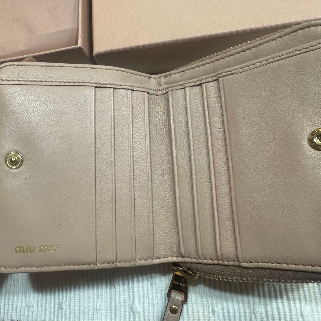 MIUMIU マテラッセ 折り財布 ゴールド金具 ピンクベージュ ミュウミュウ MIUMIU マテラッセ 折り財布 ゴールド金具 ピンクベージュ ミュウミュウ