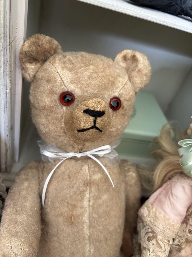 ベージュのクマ型ぬいぐるみ