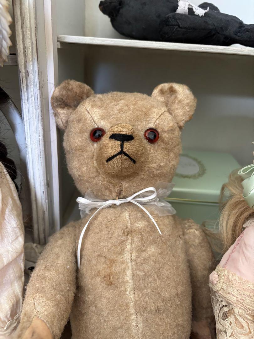 ベージュのクマ型ぬいぐるみ