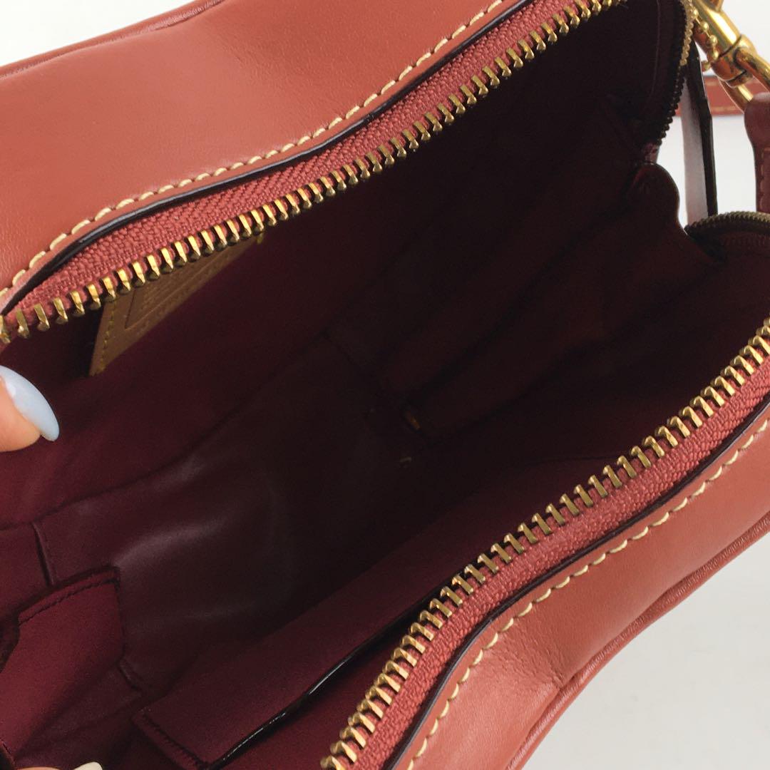 新品 COACH クロスボディシグネチャーハートショルダーバッグ