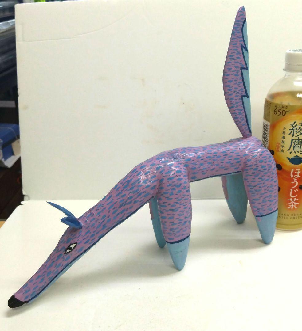 木製アリクイ置物 ピンクと青の模様