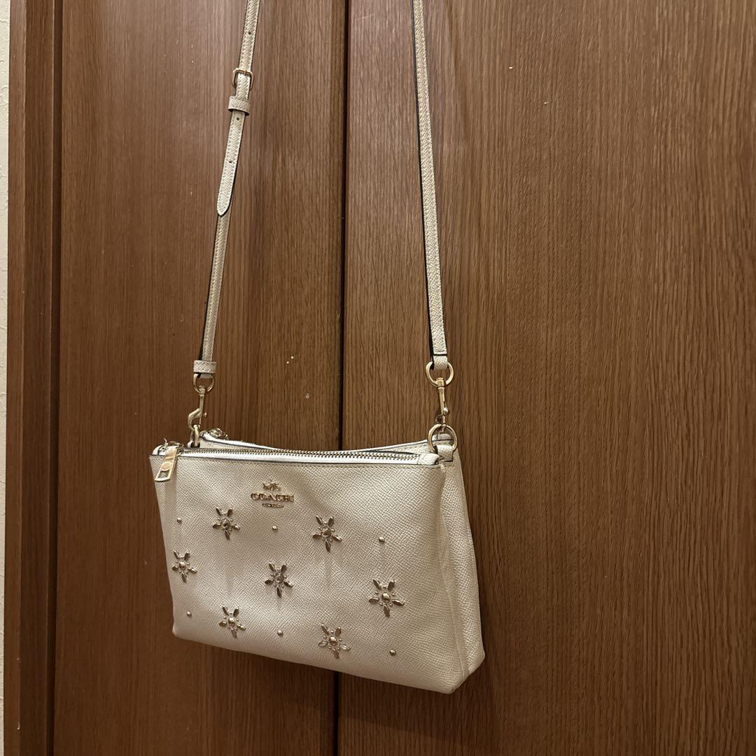 コーチ　COACH ホワイト ショルダーバッグ 2ファスナー　ビジュー付き