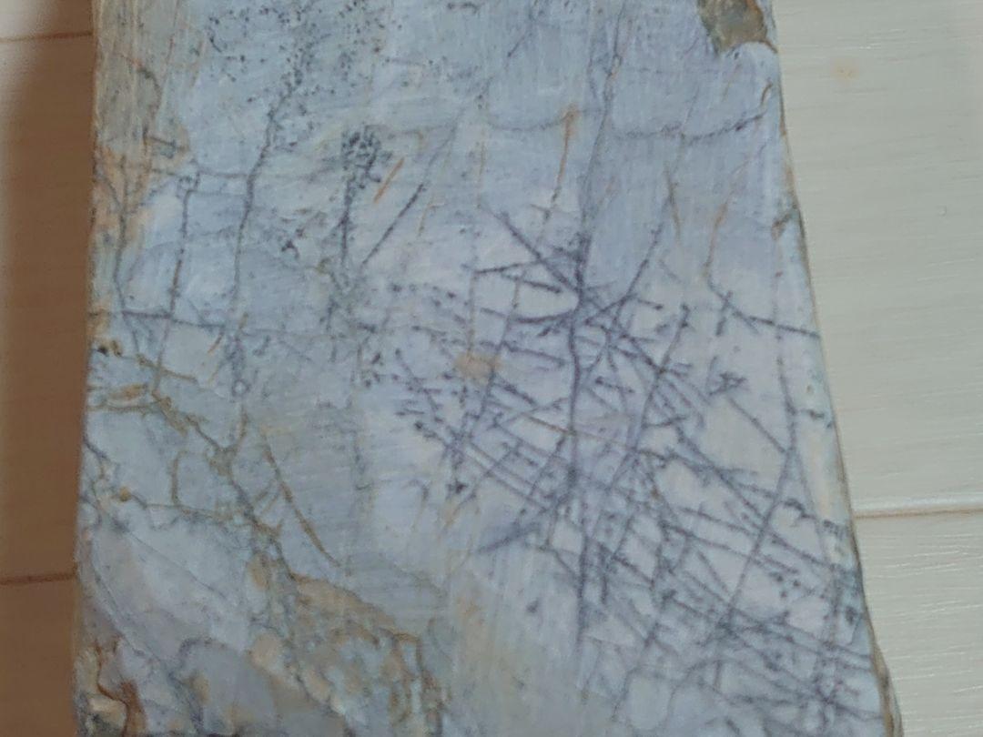 京都産 天然砥石 原石に面をつけました。超硬質 黒蓮華 1473g正