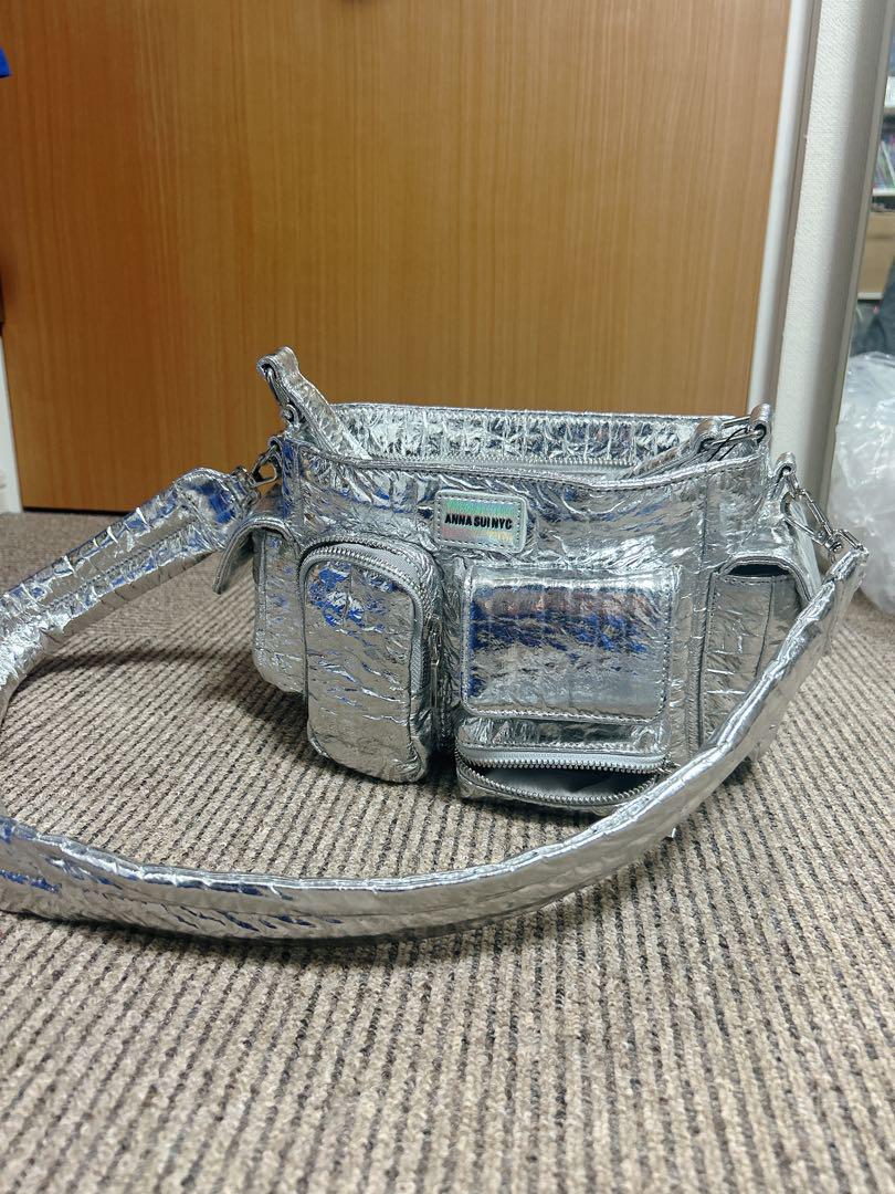 ANNA SUI NYC メタリックフェイククロコマルチポケットチビバッグ