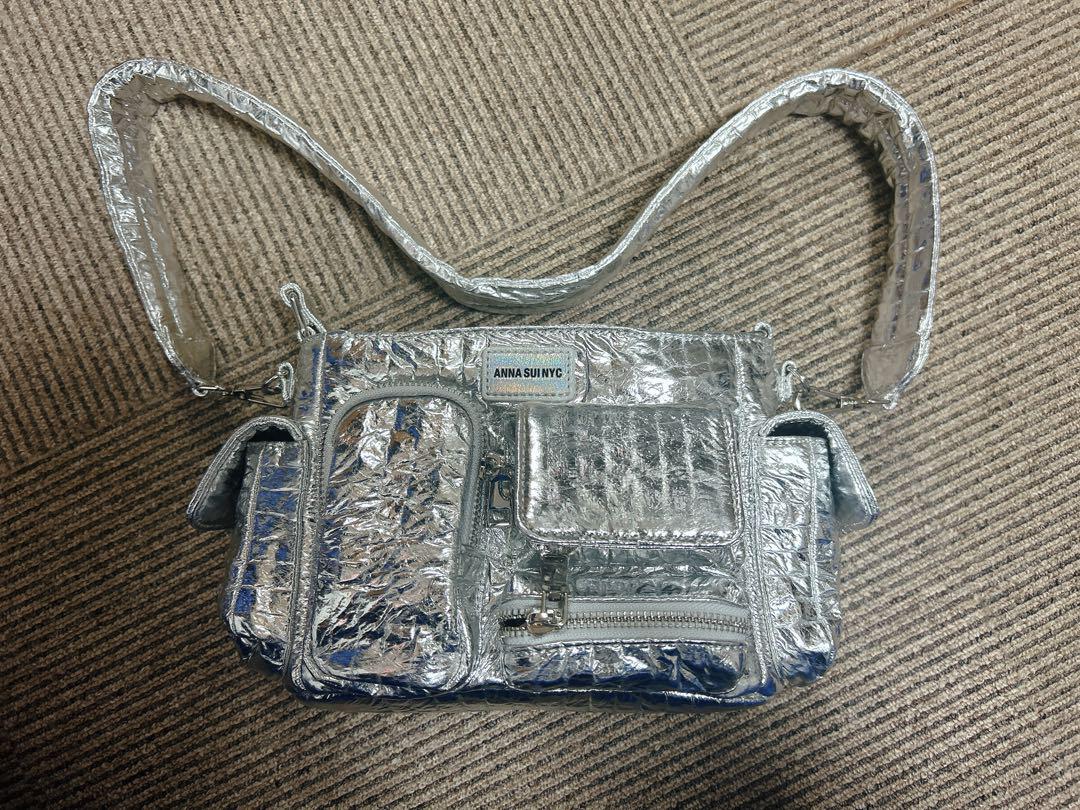 ANNA SUI NYC メタリックフェイククロコマルチポケットチビバッグ