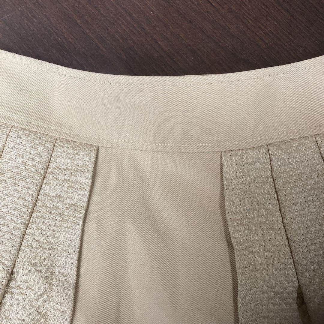 ヒロコビススーツです。パーティにも使えそうな光沢のある素材です