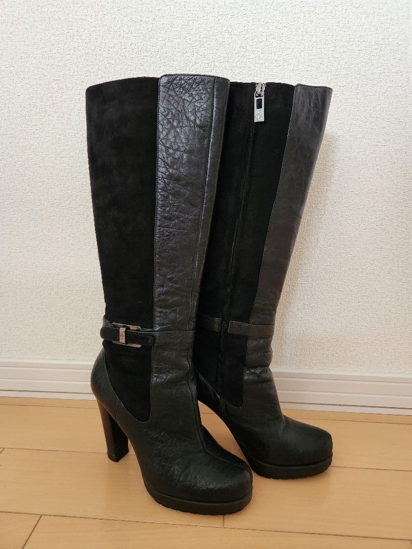 黒レザーとスエードのロングブーツ