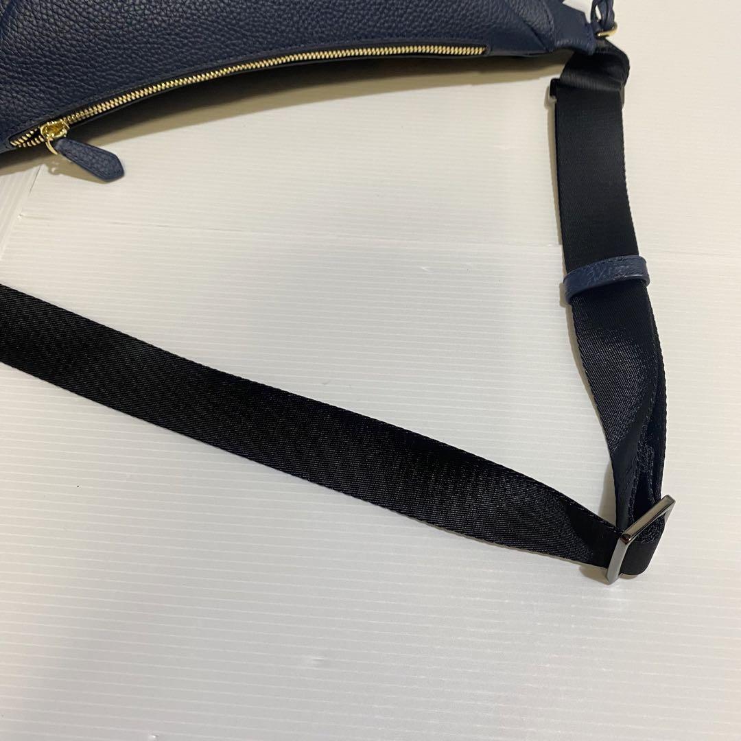 MAISON de SABRÉ ネイビー ボディバッグ The Sling Bag - Graphite Grey – MAISON de SABRÉ