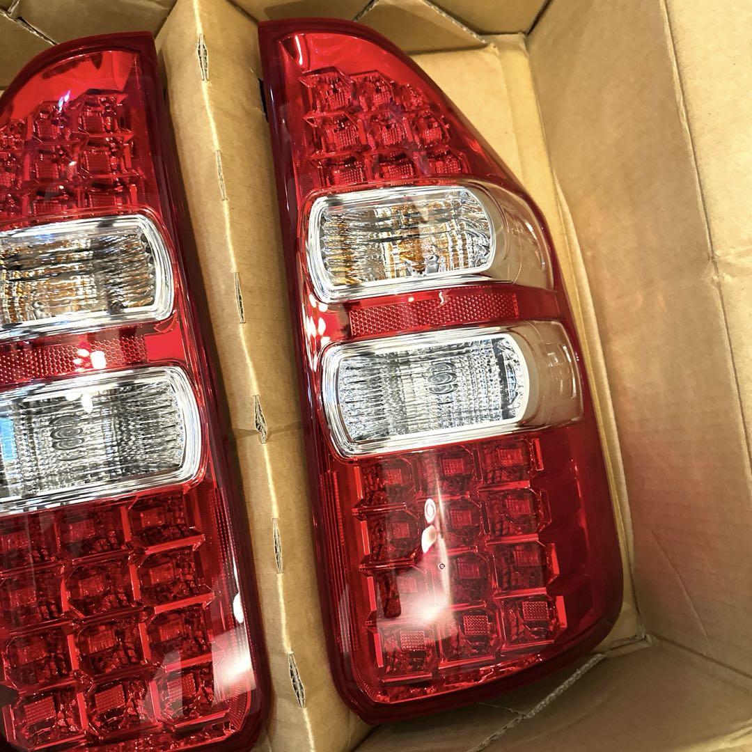 【未使用品‼︎】　トヨタ ノア 純正 テールランプ DBA−ZRR70W