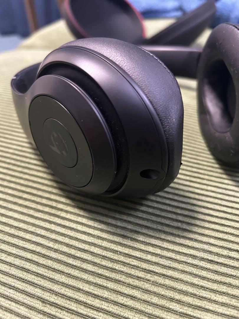 Beats Studio Wirelessのブラックモデル、キャリングケース付き
