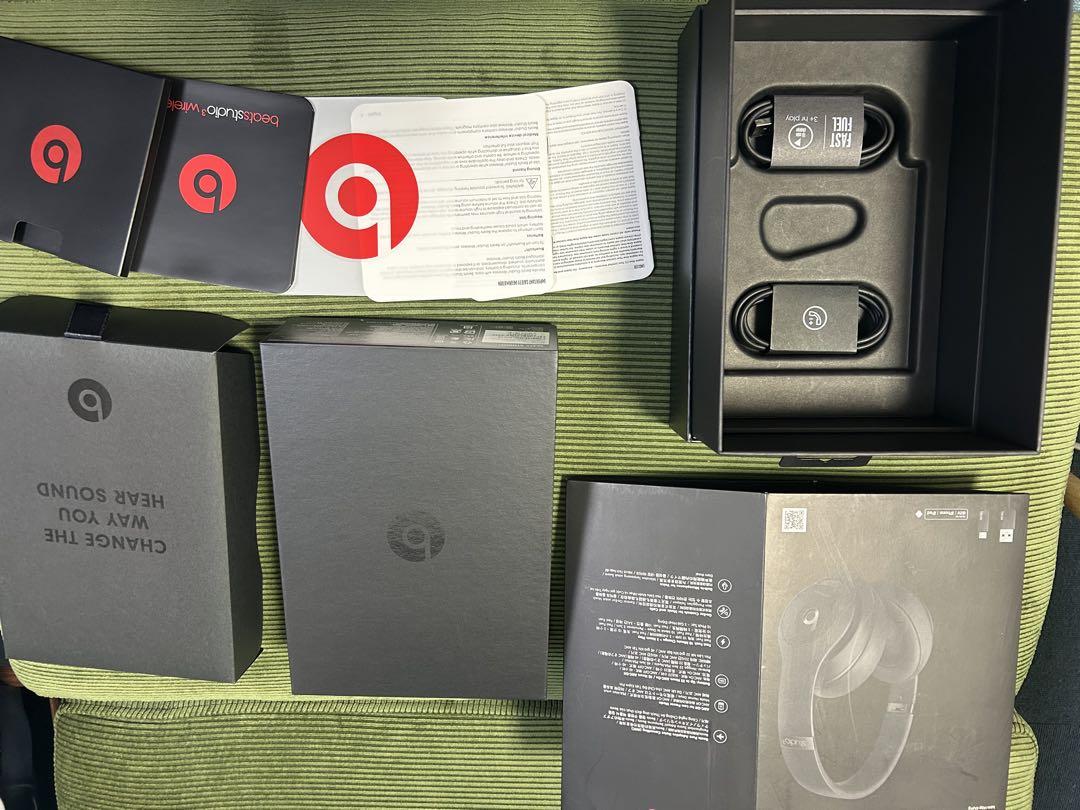 Beats Studio Wirelessのブラックモデル、キャリングケース付き