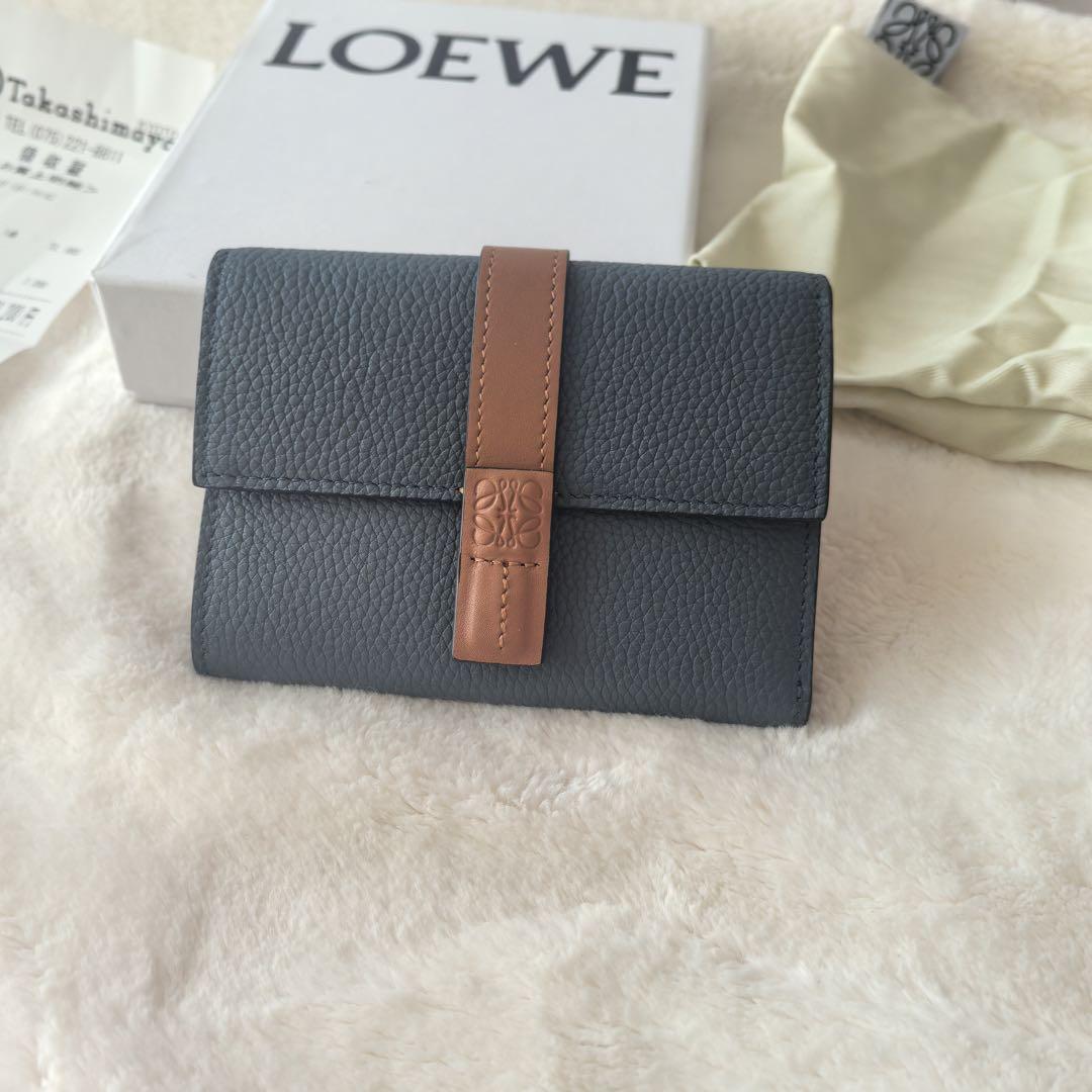 バーティカル ウォレット ミディアム 3つ折り財布