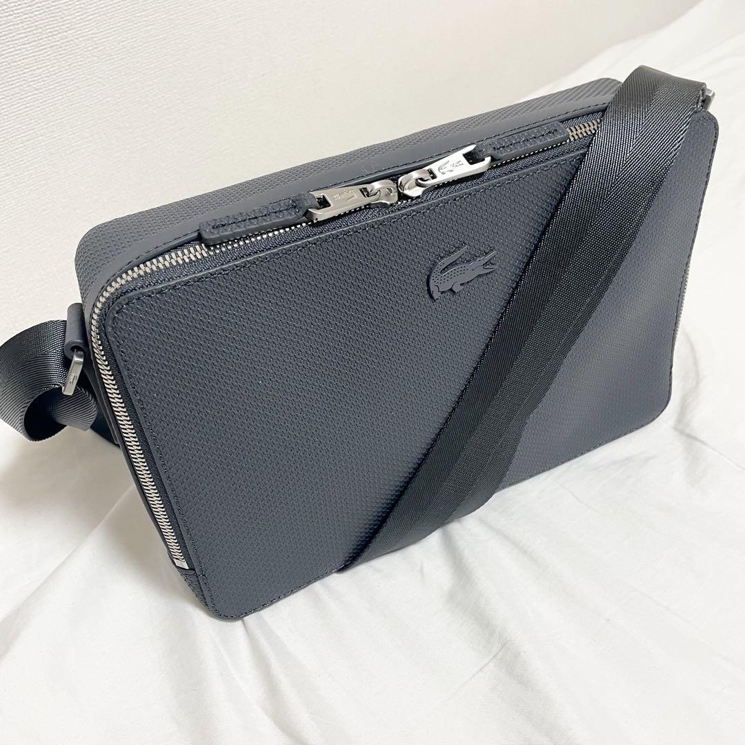 ラコステ CHANTACOスクエアショルダーバッグ チャコールグレー