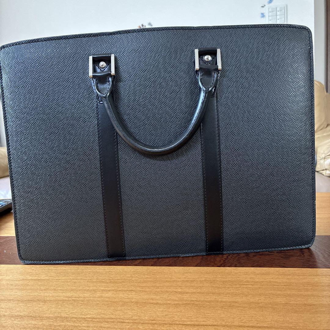 Louis Vuitton ブラック ビジネスバッグ　ポルトドギュマン.ロザン