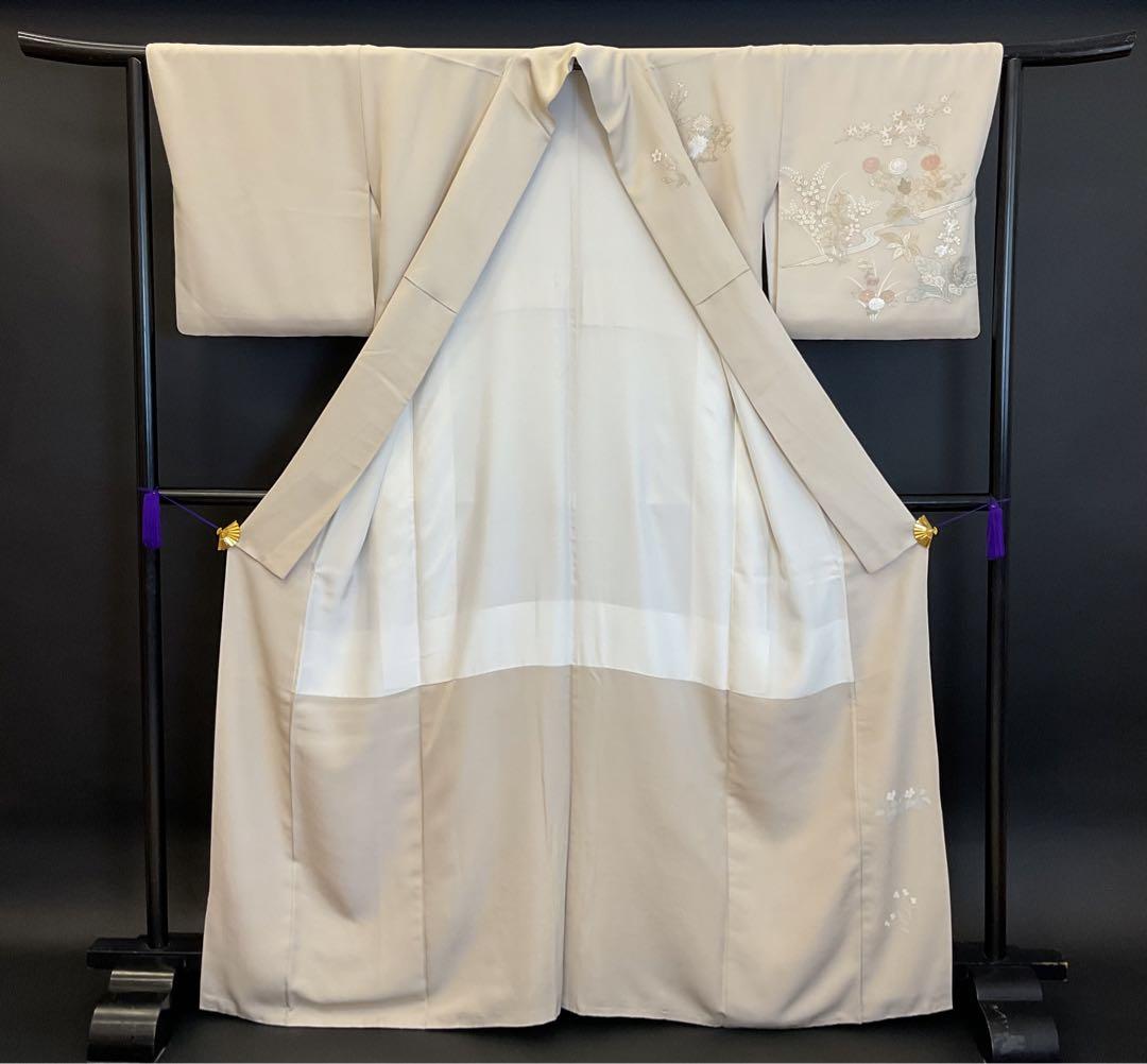 さり気なく優しい花々の総手刺繍が繊細で美しい訪問着1F畳紙 さり気なく優しい花々の総手刺繍が繊細で美しい訪問着1F畳紙
