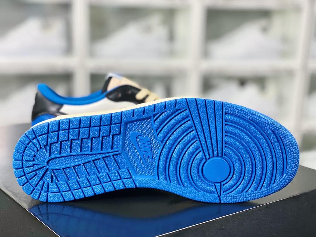 フラグメント デザイン × トラヴィス・スコット × ナイキ エアジョーダン 1 フラグメント デザイン × トラヴィス・スコット × ナイキ エアジョーダン 1