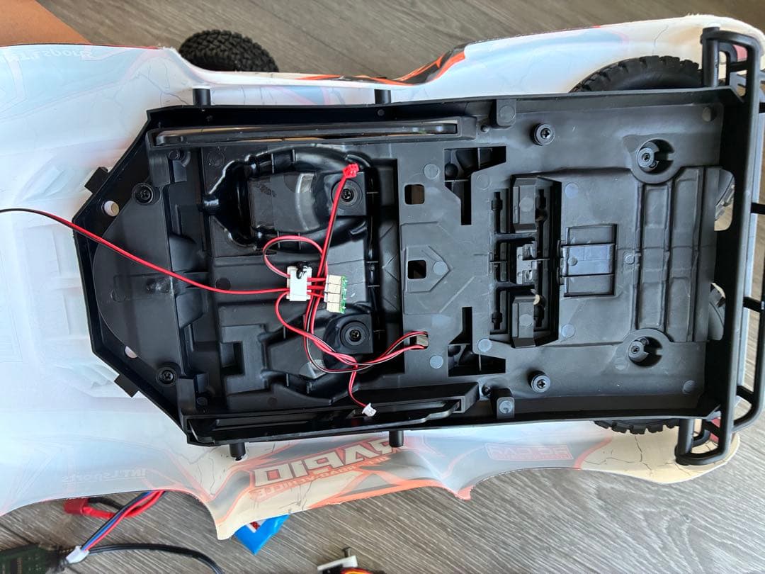 ラジコン 高速 メタルパーツ バッテリーは一個です ラジコン 高速 メタルパーツ バッテリーは一個です