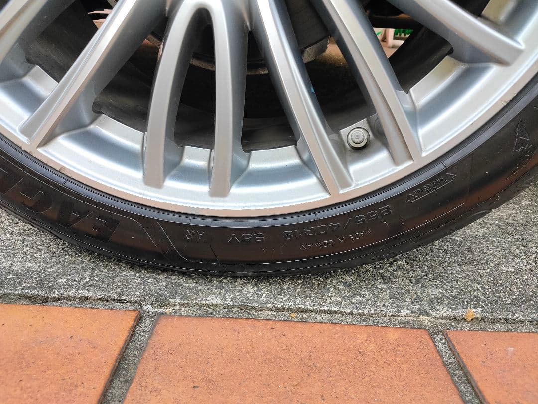 アルファロメオ ジュリア後輪1本 18インチ純正アルミ(タイヤ付き)