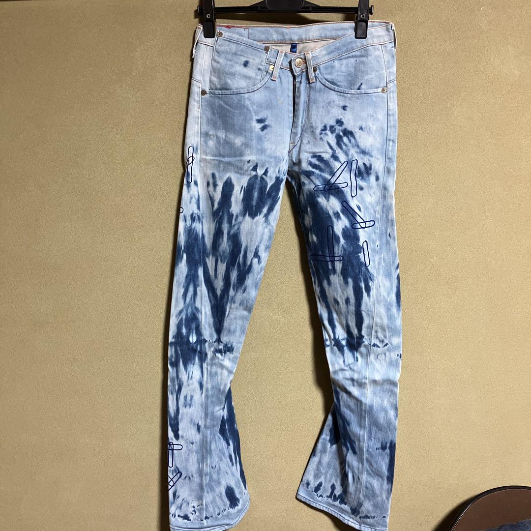 LEVI'S RED HONEST DISHONEST