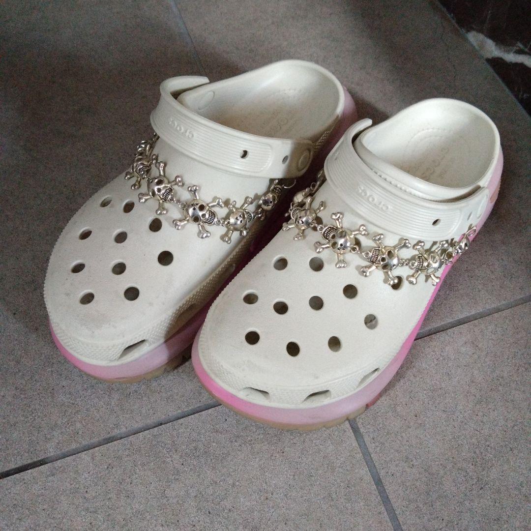 Crocs スカルチェーン付きサンダル