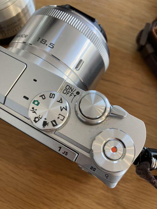 最安値格安 Nikon NIKON 1 J5 SILVER 単焦点レンズ カメラカバー付き qiRk6-m73382704790 在庫最新作