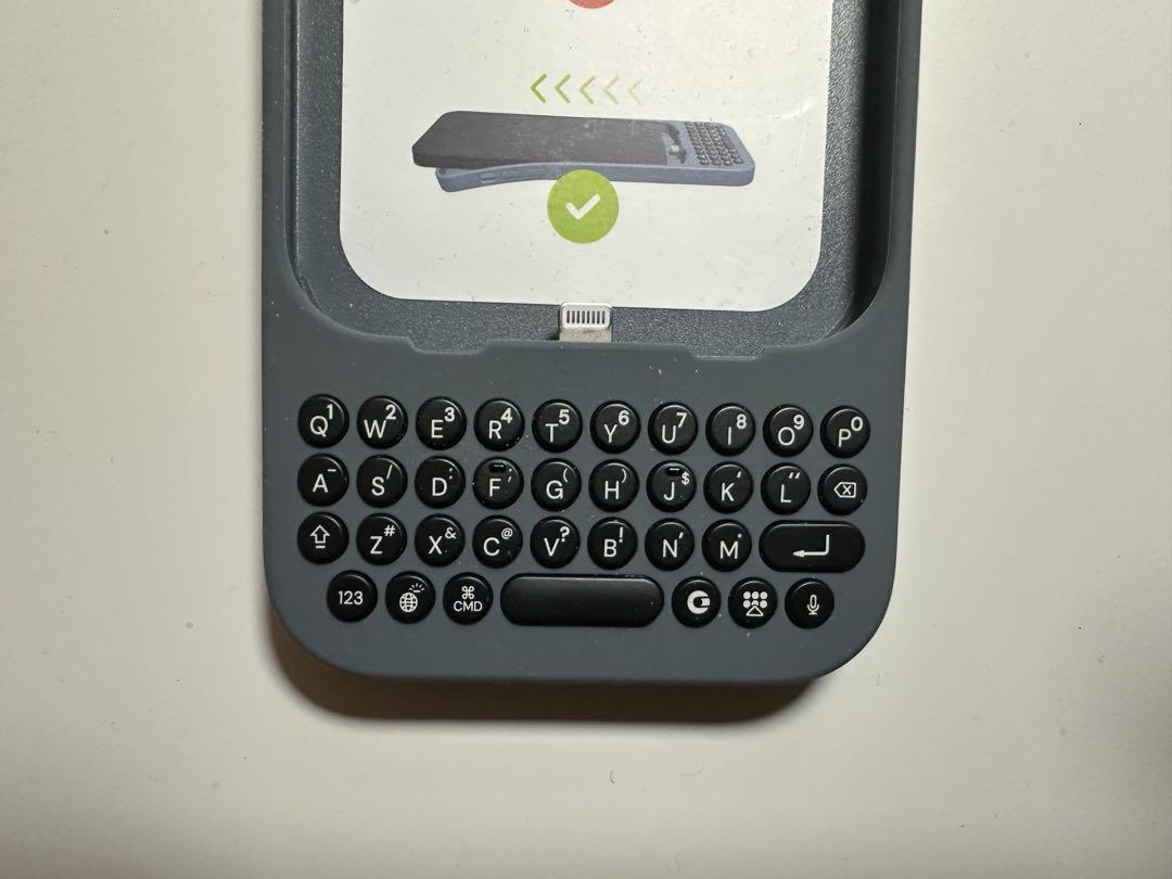 Clicks Keyboard for iPhone 14 Pro グレー