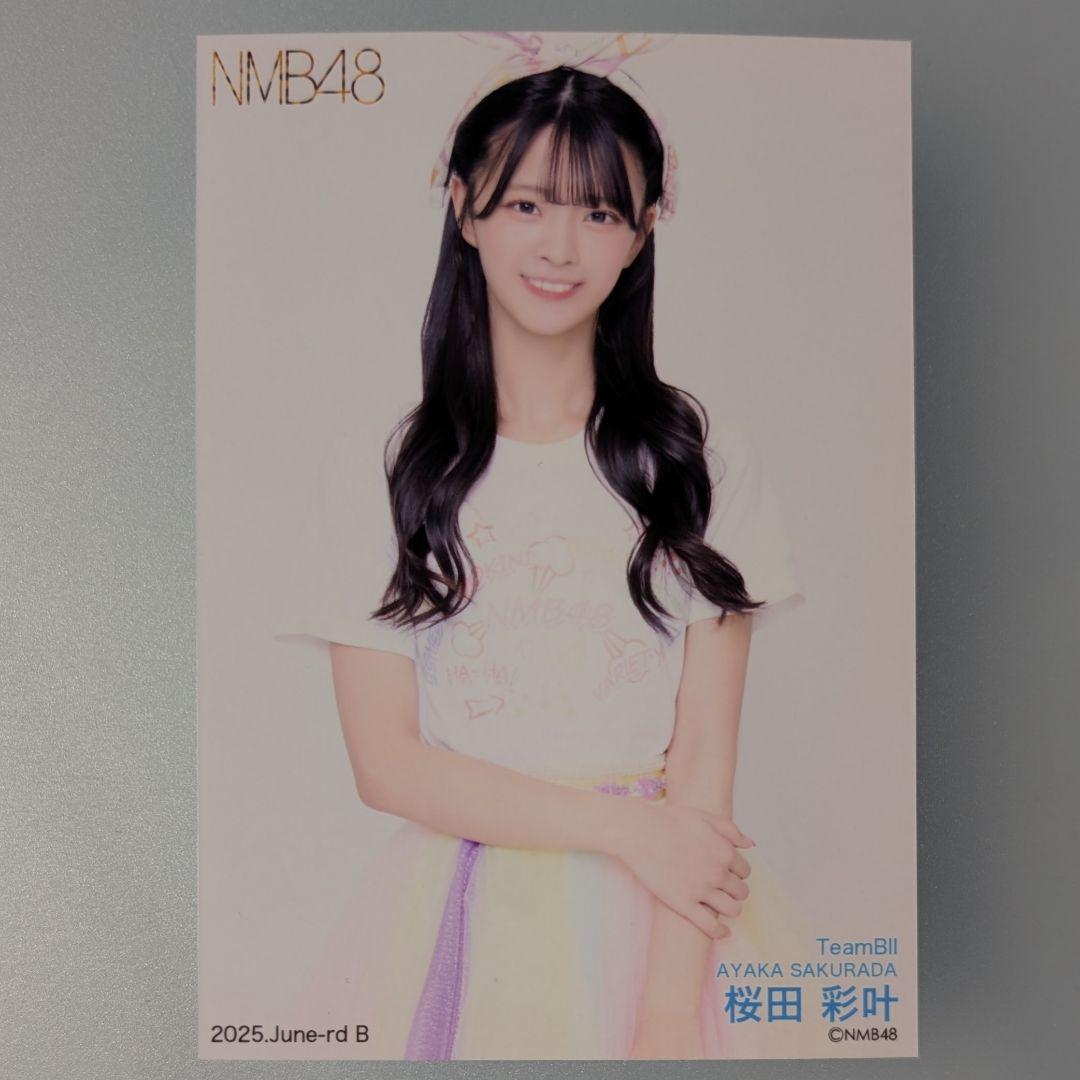 桜田彩叶さん 直筆サイン生写真 NMB48 2025 June NMB48 桜田彩叶 2025.June vol.1 ランダム生写真B - メルカリ