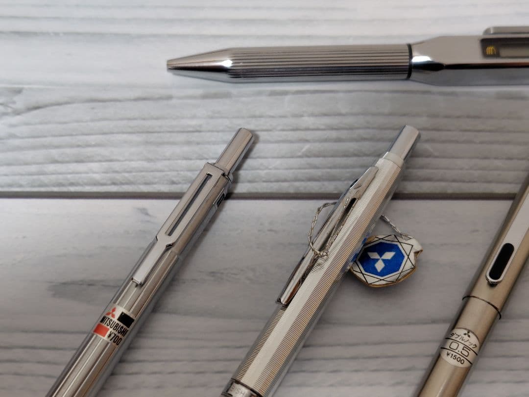 ペン三菱鉛筆 ／