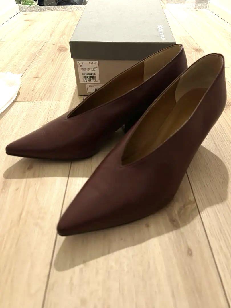 atelier brogue レザーVカットパンプス