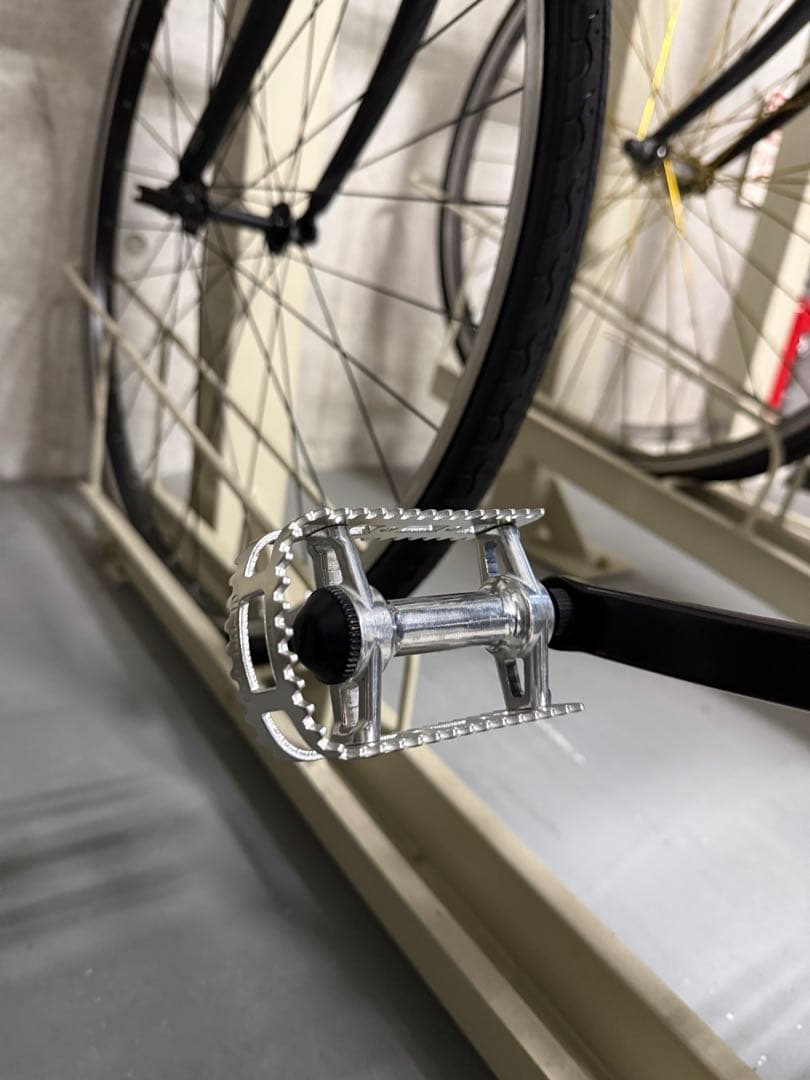 BROOKSサドル付きブラックロードバイクBrooks