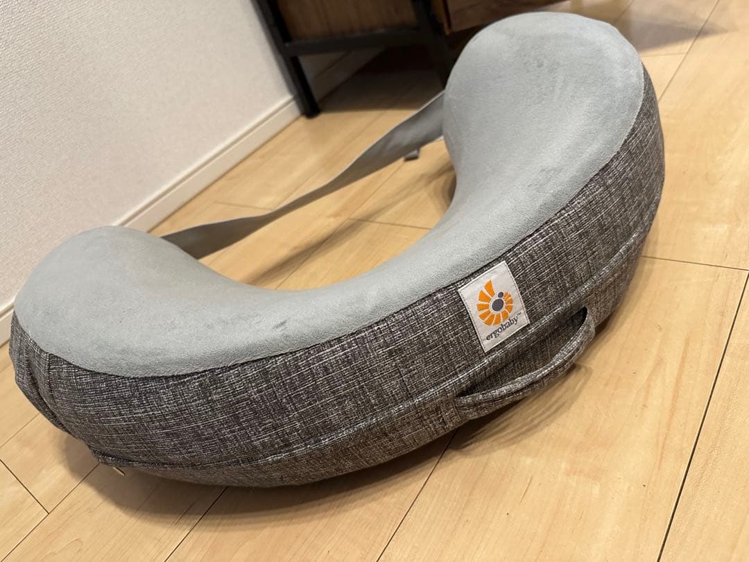 み ergobaby 授乳クッション グレー U字型 ストラップ付きERGObaby