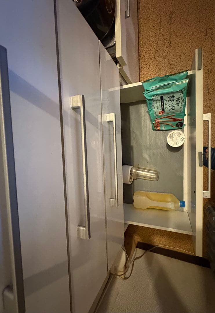 ホワイト食器棚 ガラス扉付き 【名古屋市内引取り希望】 ホワイト食器棚 ガラス扉付き 【名古屋市内引取り希望】