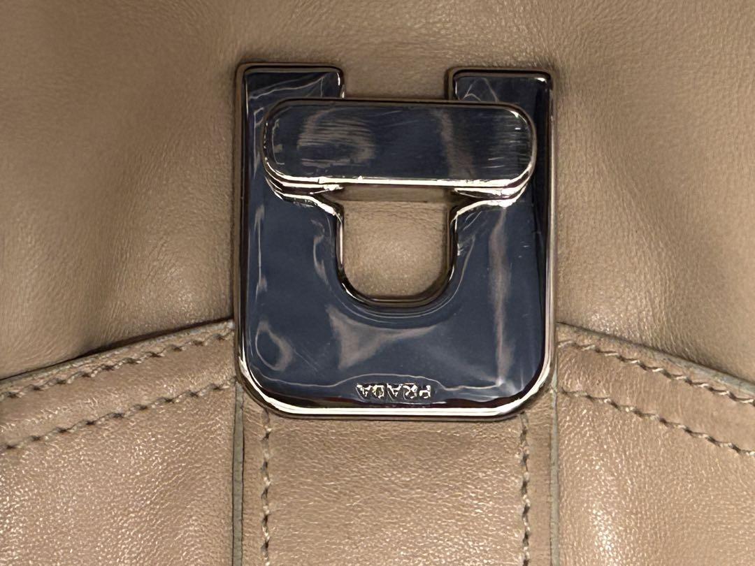 PRADA ベージュ レザー ハンドバッグ