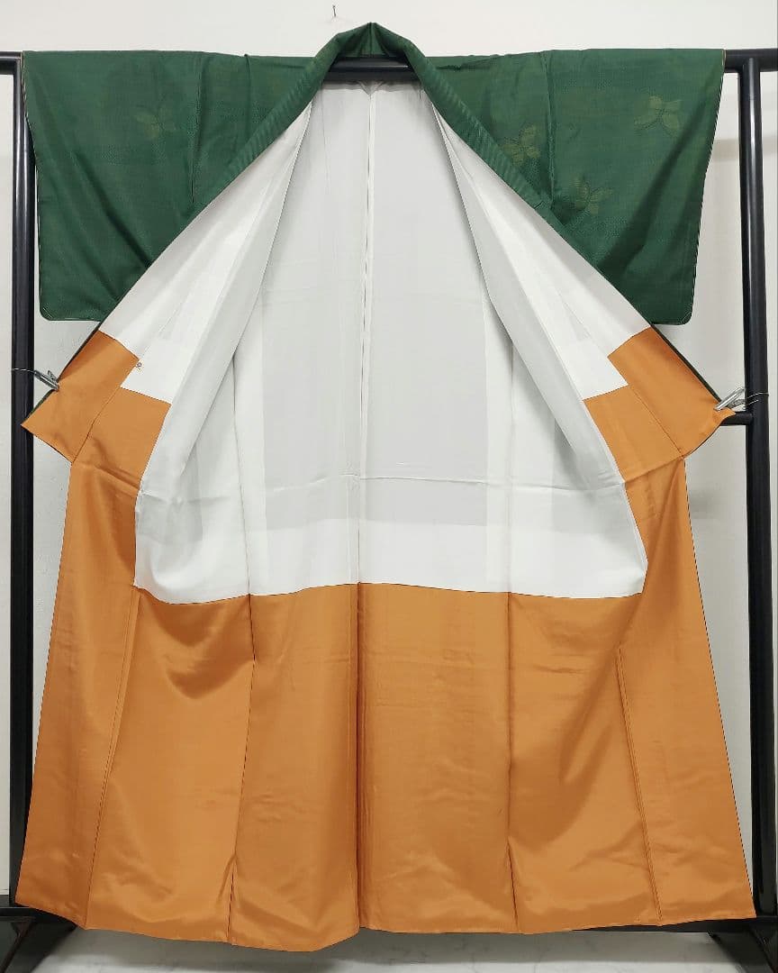 本場大島紬 丸宮織物 屋久杉染 蝶々柄×緑色 小さめ 純絹 本場大島紬 丸宮織物 屋久杉染 蝶々柄×緑色 小さめ 純絹