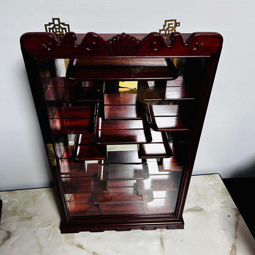【美品】葡萄彫刻 木製ディスプレイ キャビネット 背面ミラー 唐木 飾り棚 骨董