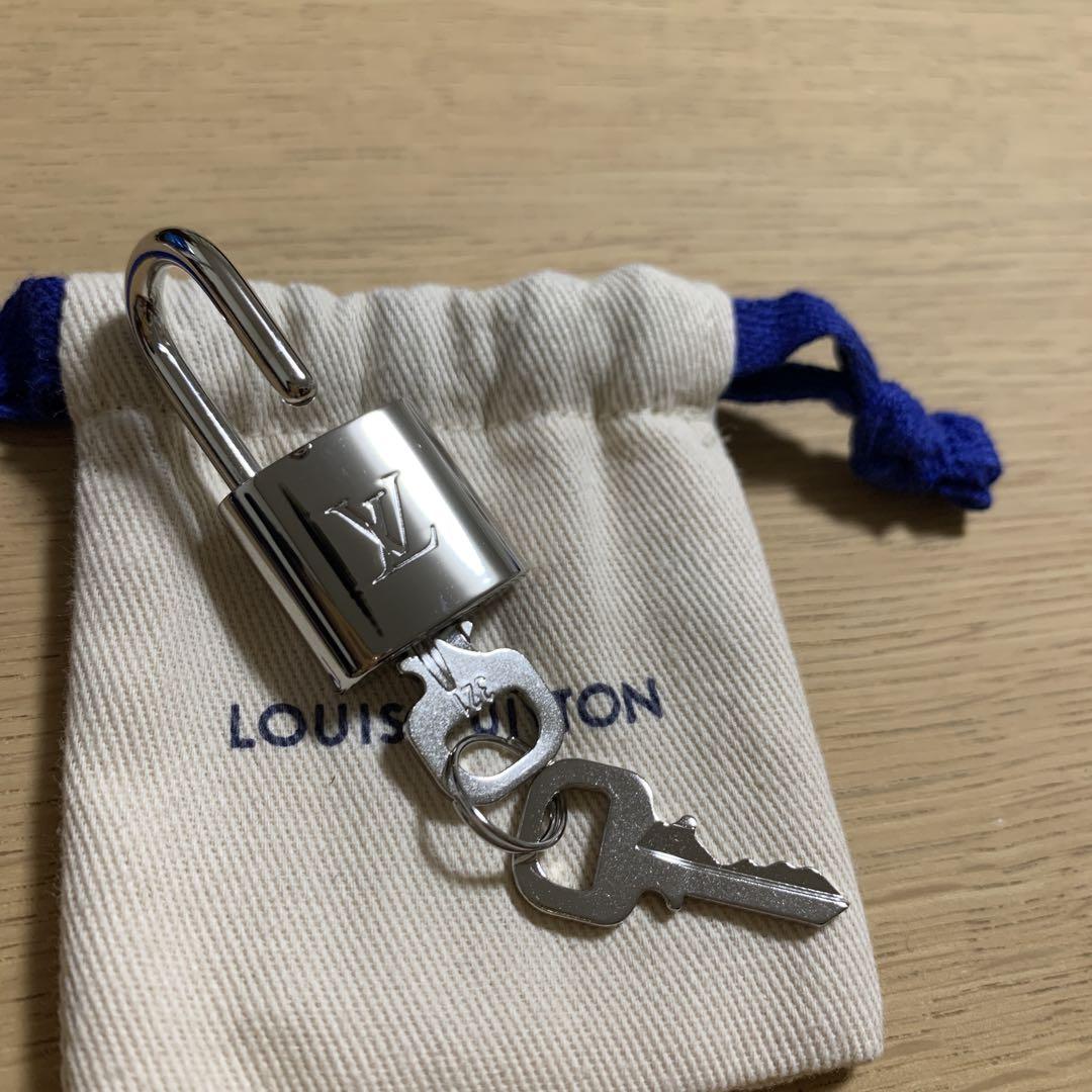新品未使用品 ルイヴィトン LV シルバー カデナ パドロック 南京錠 321番