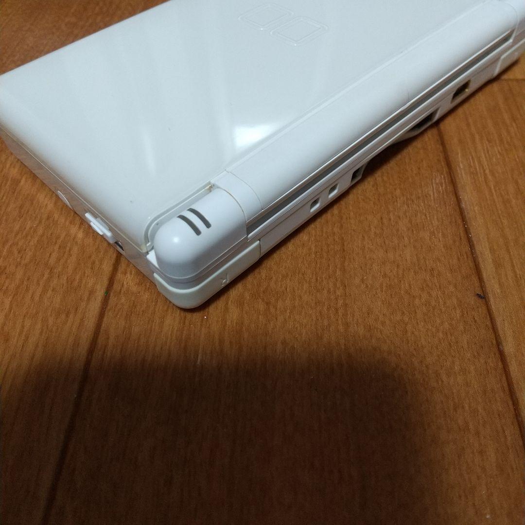 任天堂 DS Lite ホワイト 純正品充電器付き。