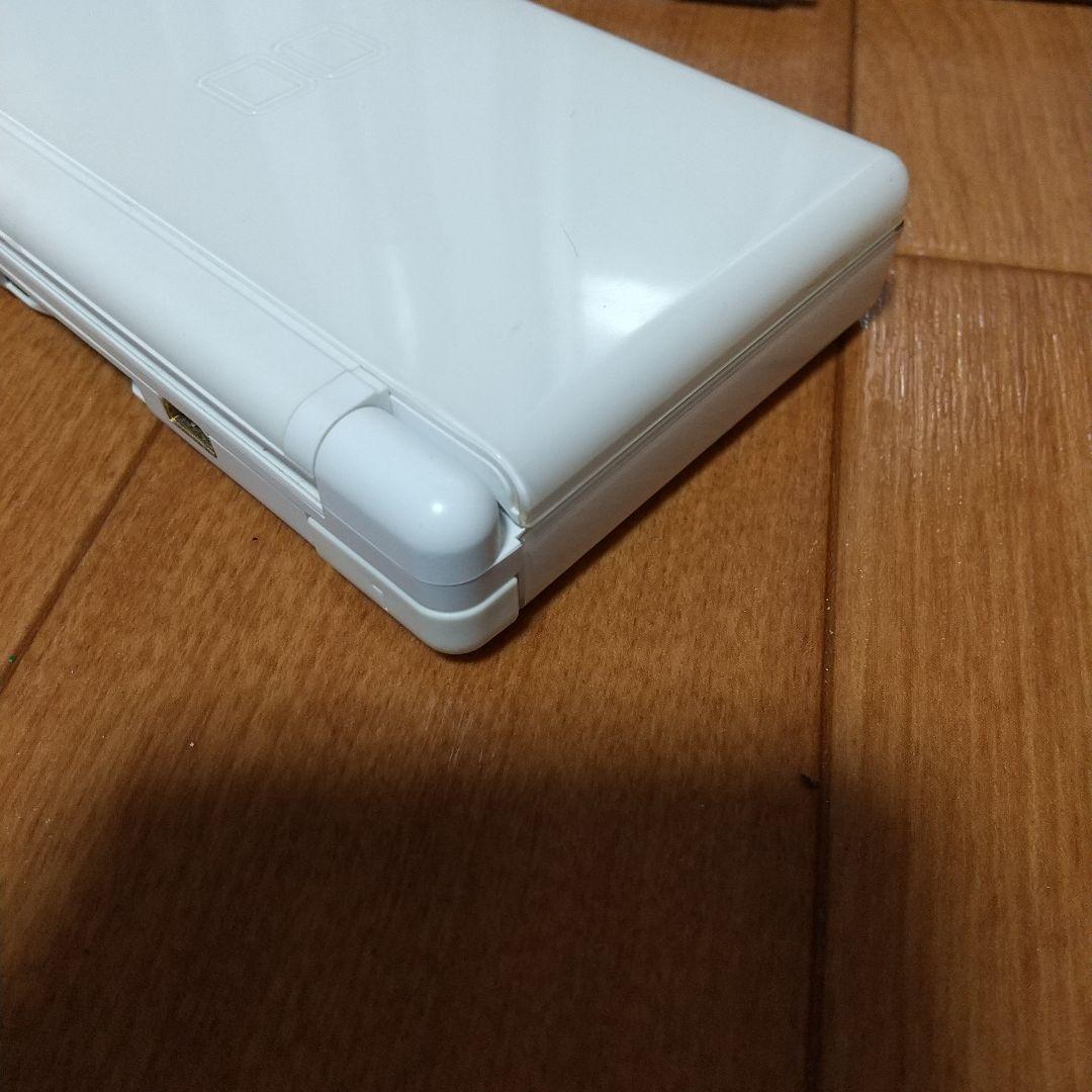 任天堂 DS Lite ホワイト 純正品充電器付き。