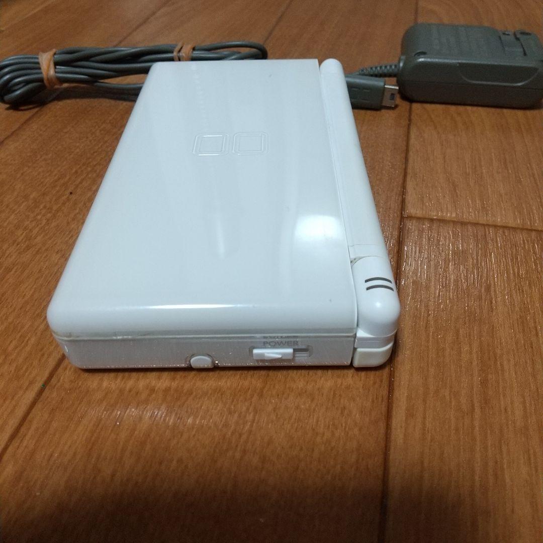 任天堂 DS Lite ホワイト 純正品充電器付き。