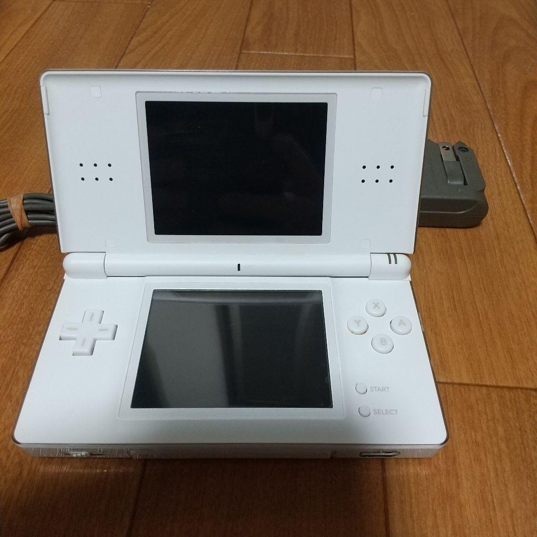 任天堂 DS Lite ホワイト 純正品充電器付き。