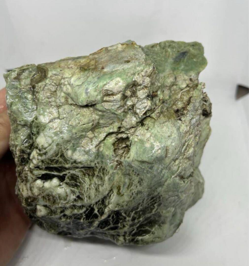 日高翡翠 北海道 国産鉱物 希少 1900g 鮮やかな緑の塊！透過の