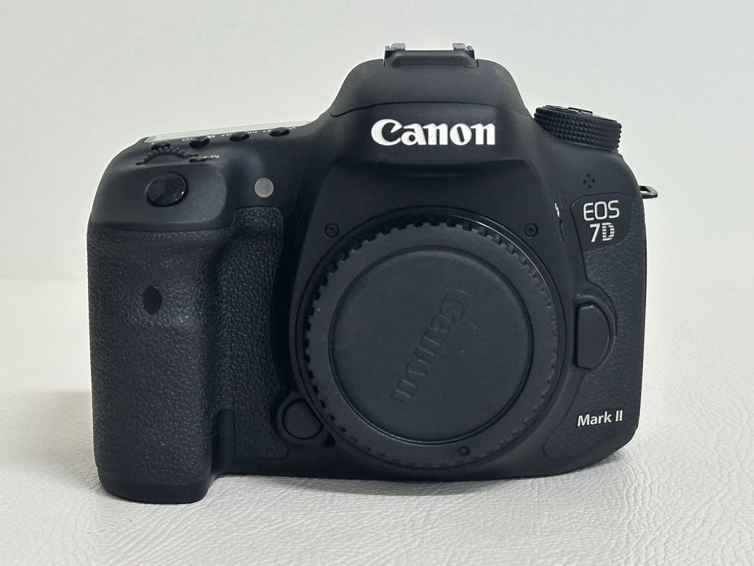 Canon EOS 7D Mark II 本体とバッテリーグリップ
