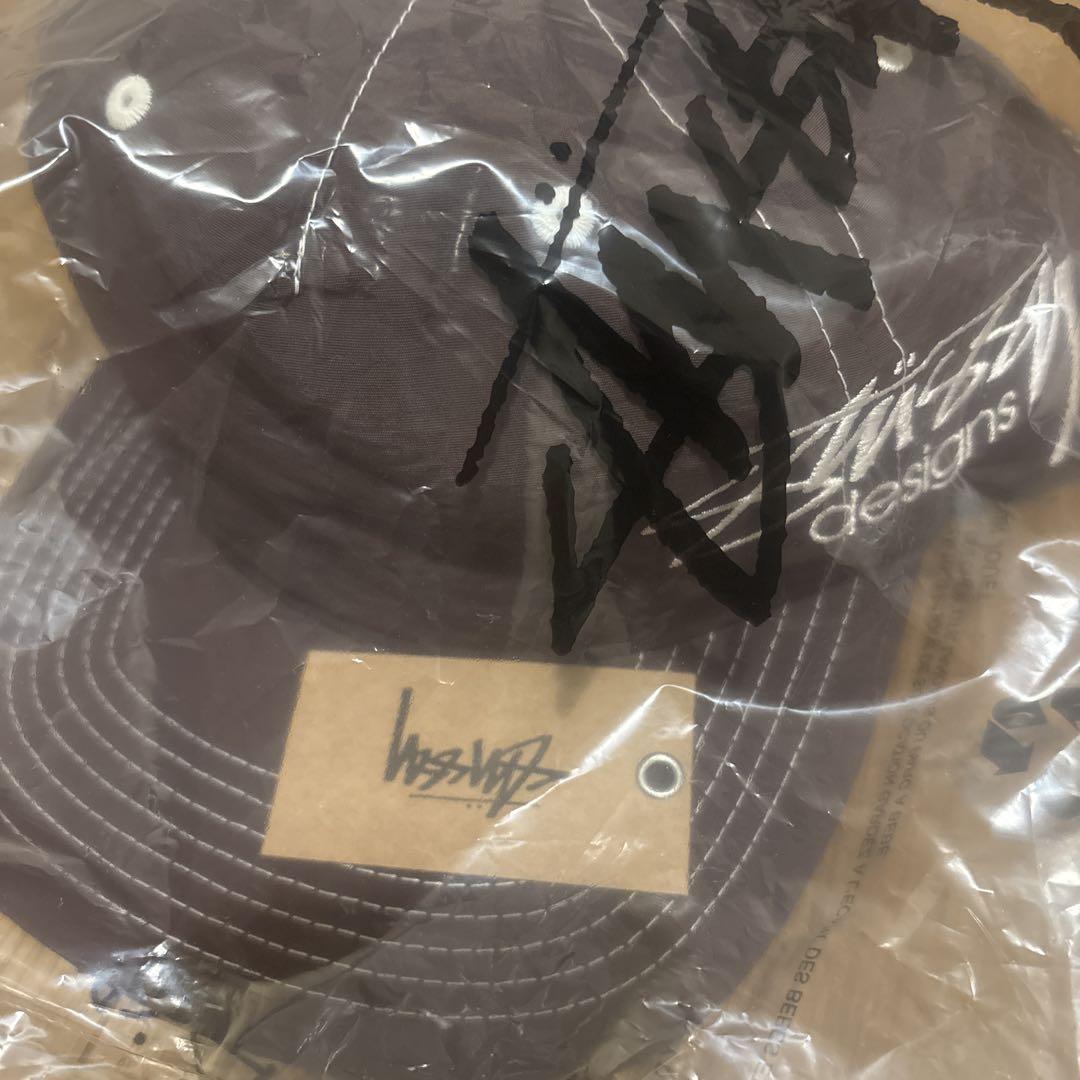 Stussy ロゴ入りブラウンキャップ